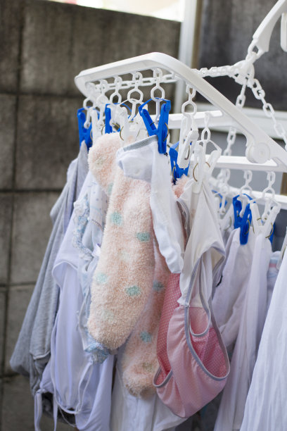 有挂钩的衣架网、内衣裤和袜子图片下载