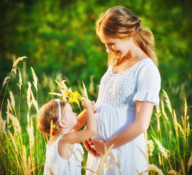 幸福的家庭，怀孕的母亲和女儿的小女儿在夏天图片下载