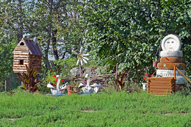 孩子们用废料建造小镇图片下载