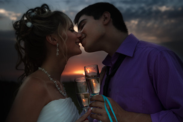 新娘和新郎在日落时分图片下载