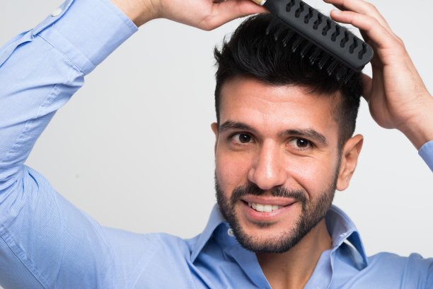 男人在梳头图片下载