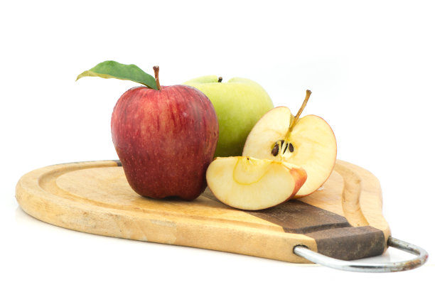 苹果放在砧板上图片下载