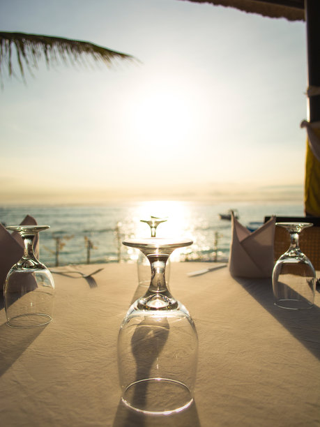 巴厘岛的日落晚餐图片下载