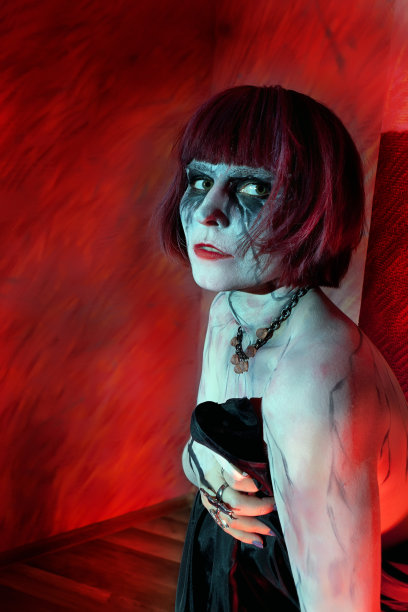 吸血鬼女孩对着镜头摆姿势图片下载