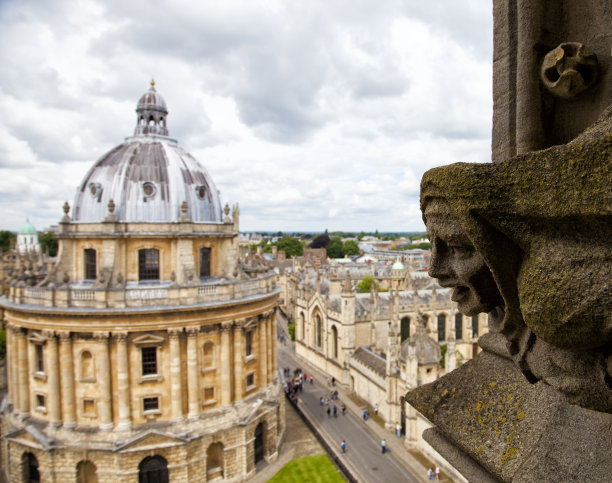 阴天里的牛津图片下载
