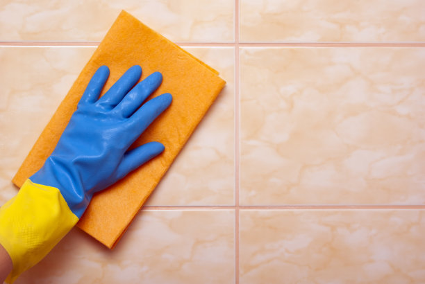 戴着黄手套的蓝色手图片下载