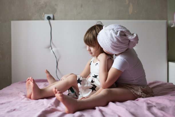 姑娘们兄弟姐妹互相擦干头发，姐妹们互相照顾图片下载