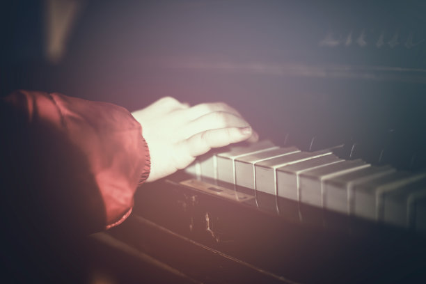 孩子弹钢琴图片下载