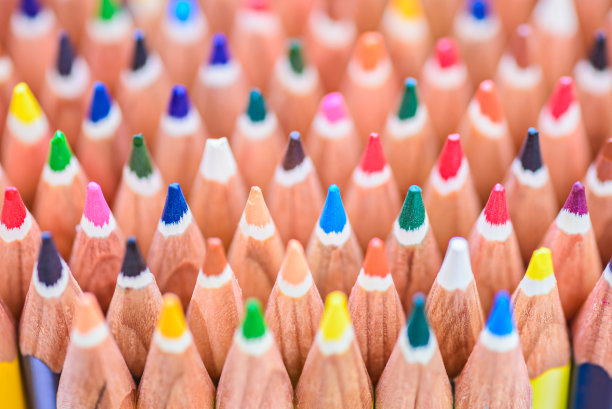 一束锋利的彩色铅笔素材图片