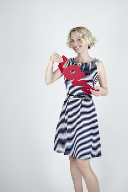 拿着爱的标语的女人图片下载