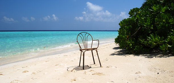 海滩上的椅子(马尔代夫)图片下载