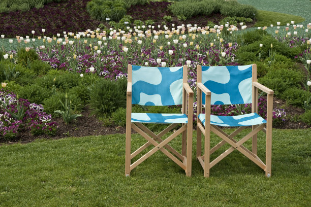 花坛旁的草坪椅图片下载