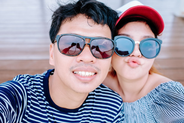 一对亚洲夫妇在度假时自拍图片下载