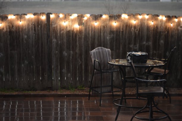 室外庭院家具与雨水图片下载