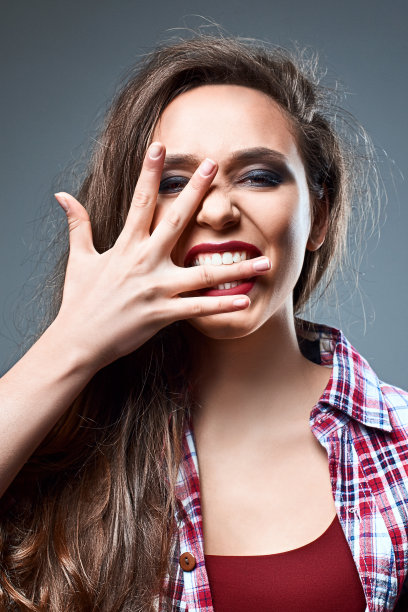 时尚肖像的美丽凌乱的女孩咬她的无名指像疯了图片下载