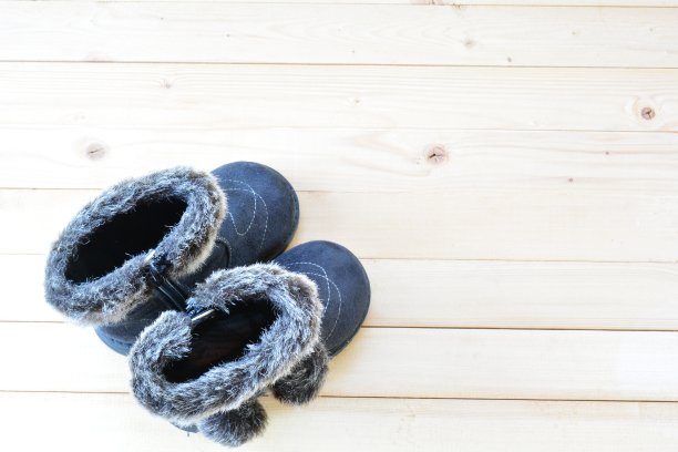 婴儿或儿童的鞋在木桌上俯视图图片下载