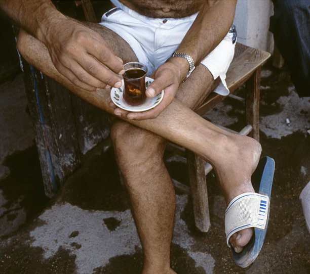 土耳其伊斯坦布尔，一个人在caf&# 233;喝茶图片下载