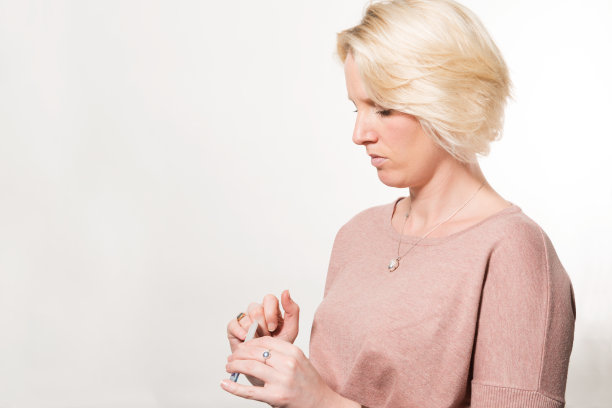 金发女人用拷贝空间锉她自己的指甲图片下载