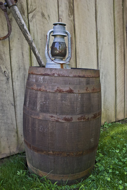 旧煤油灯和油桶图片下载