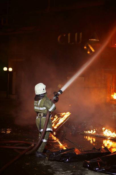 消防员正在救火图片下载