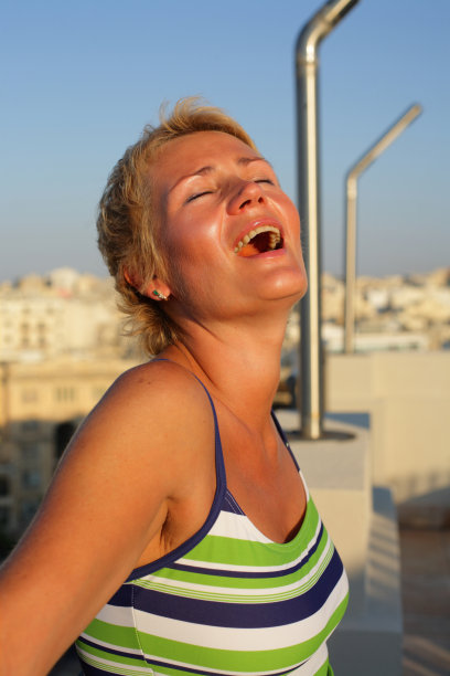 屋顶上的美女图片下载