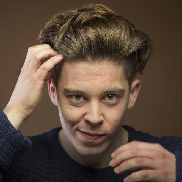 白人男孩梳头发图片下载