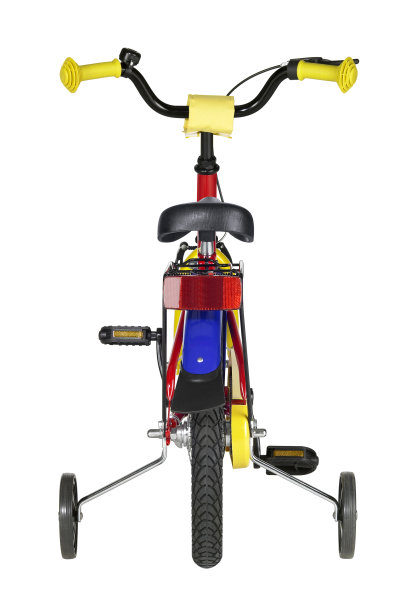 在年轻的自行车后面图片下载