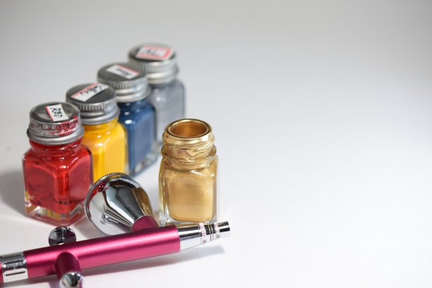 珐琅颜料和喷枪图片下载