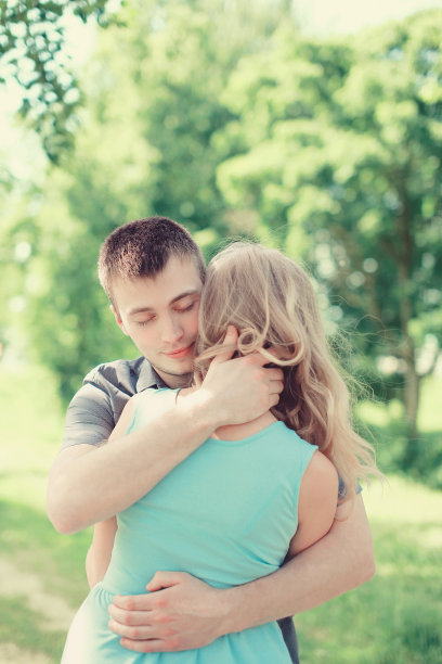 可爱的年轻情侣相爱，男人拥抱女人，温暖的感情，复古蜡笔彩色照片图片下载