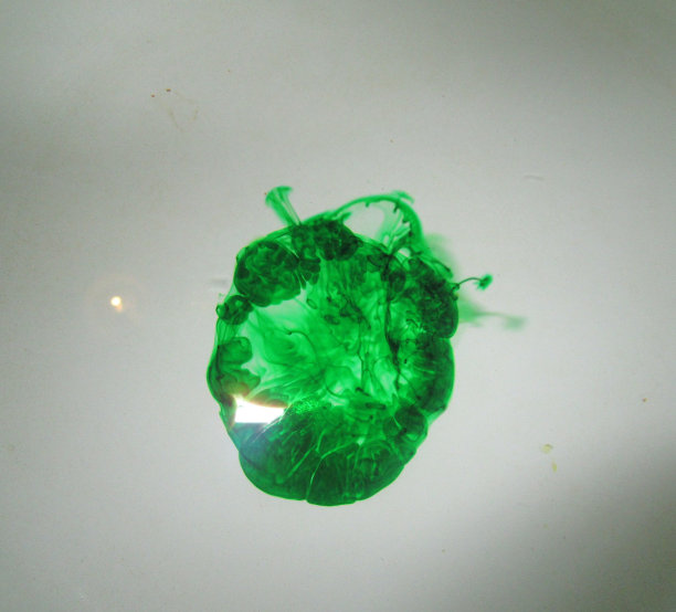 油漆滴在水里的效果图片下载