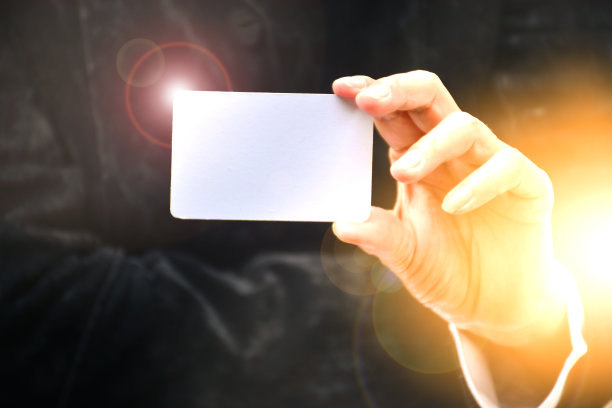 拿着牌的白牌的女人的手图片下载