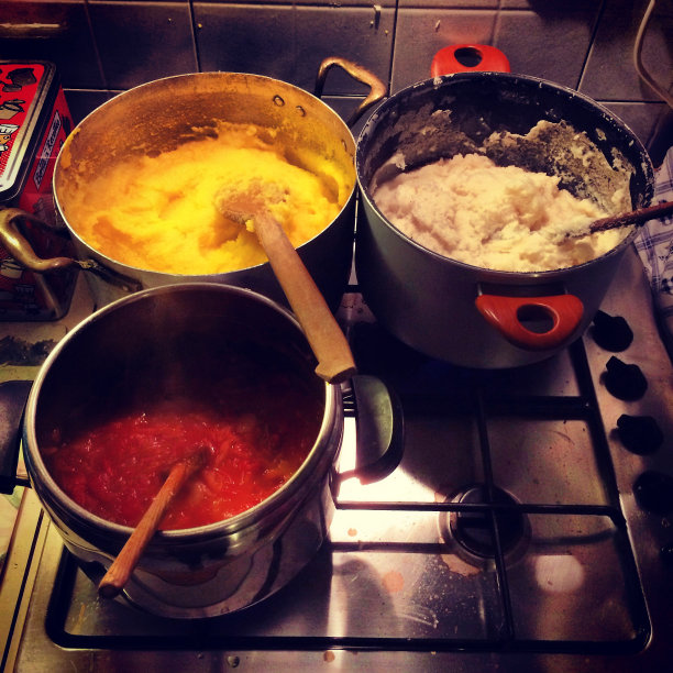 粥和肉汁放在炉子上图片下载