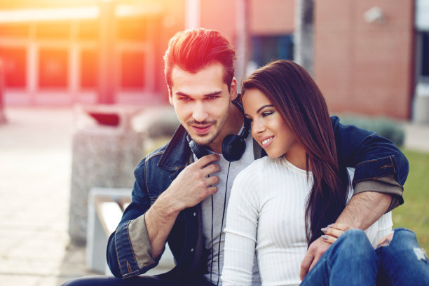 一对年轻情侣第一次在户外约会图片下载