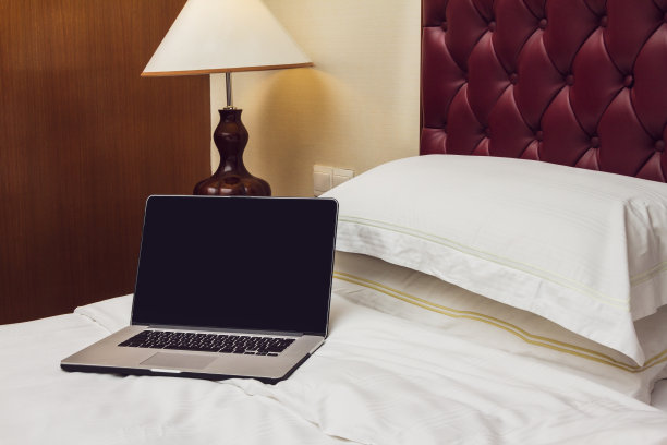 笔记本在床上图片下载