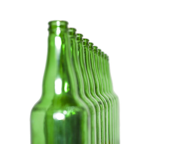 排开的空绿色瓶子孤立在白色的背景图片下载