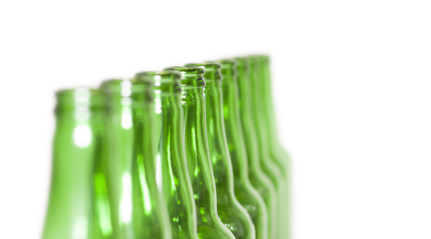 排开的空绿色瓶子孤立在白色的背景图片下载