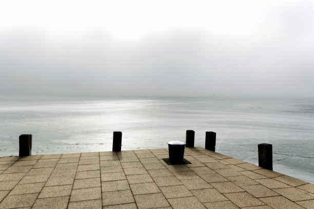 位于冰冻的巴拉顿湖的巴拉顿富尔德港，匈牙利图片下载