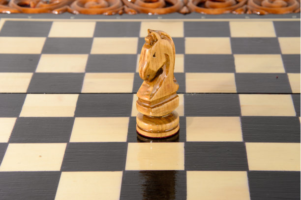 棋盘上的国际象棋图片下载