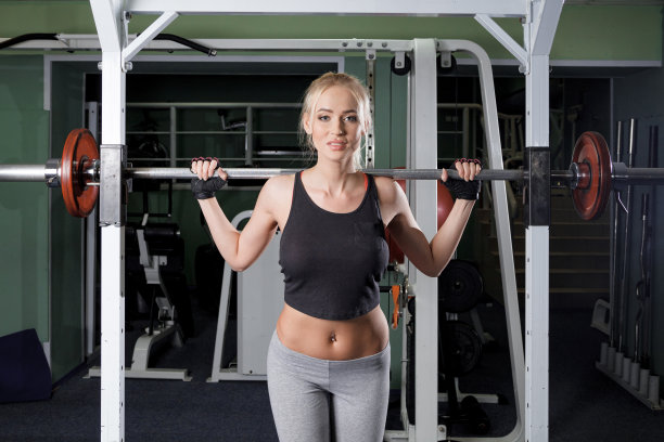 举杠铃的女运动员图片下载