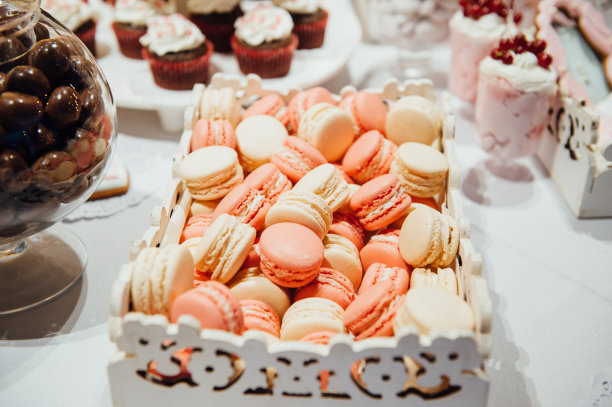 节日桌上的环保蛋糕。图片下载