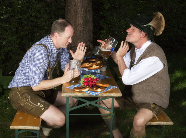 两个醉醺醺的巴伐利亚人图片下载