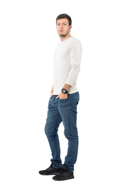 侧视的年轻认真的漫不经心的人看着相机图片下载