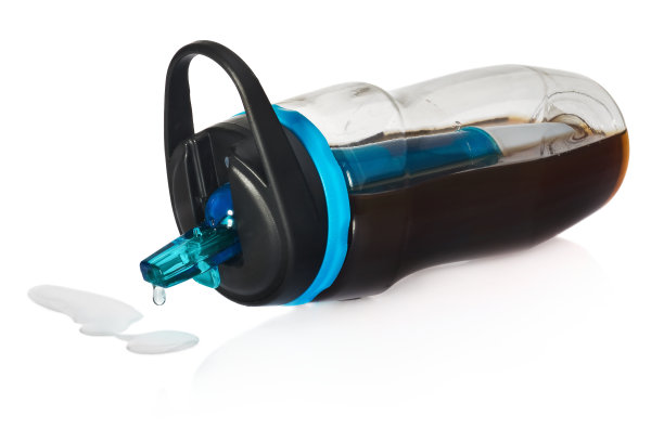 运动瓶与水过滤器。水瓶把脏水过滤干净，可以饮用。图片下载