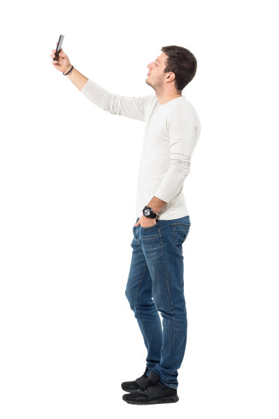 年轻人用手机自拍的侧视图图片下载
