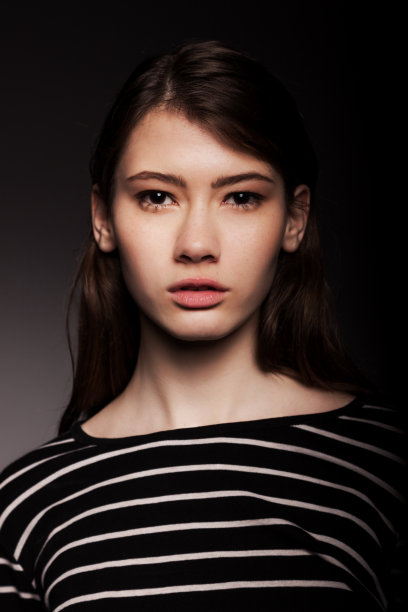 时尚漂亮的年轻成年欧洲模特女人-股票形象图片下载