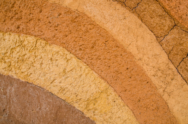 干土表面用石头开裂。图片下载
