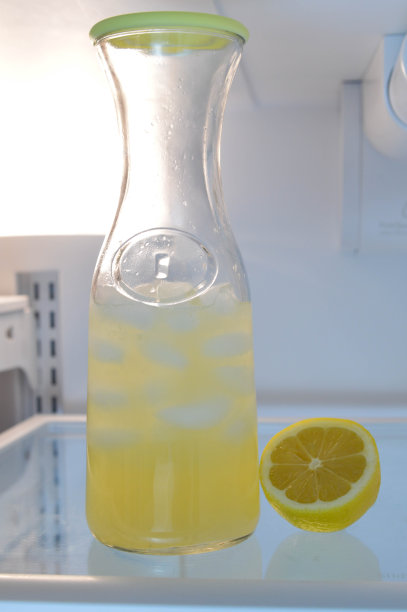 冰箱里的一瓶现榨柠檬水图片下载