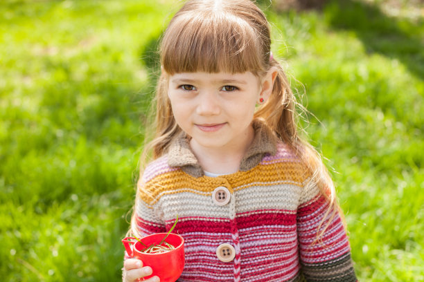 快乐的小女孩在花园里玩图片下载