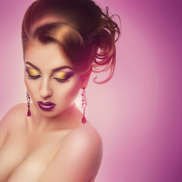 广场照片美丽的女人与创意发型和化妆图片下载