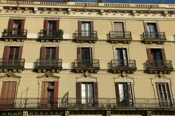 在巴塞罗那有许多阳台的正面图片下载